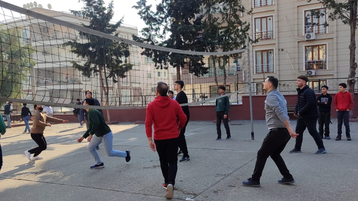 ÖĞRENCİLERLE VOLEYBOL MAÇI YAPILDI